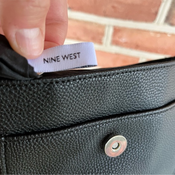 Nine West adjustable strap purse. Black and silver - Picture 9 of 10